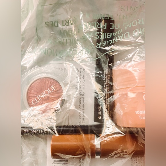 Clinique Makeup Bag with Unopened Samples - Picture 3 of 4